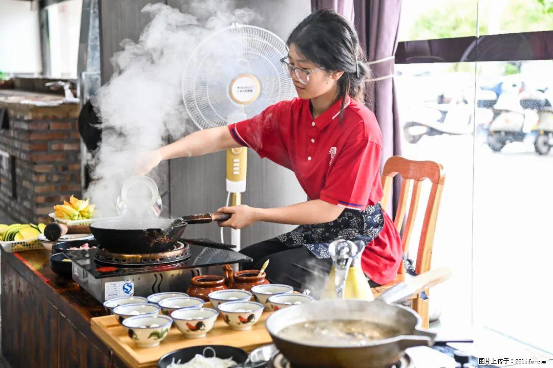 全网追的“扁担女孩”,找了一份暑假工,时薪12元 - 张北生活资讯 - 张北28生活网 zhangbei.28life.com